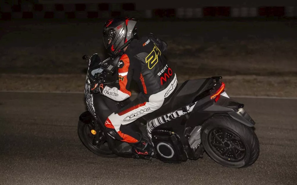 سكوتر سيات مو 125 بيرفورمانس أثناء تسجيل الرقم القياسي