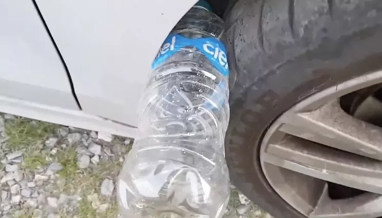 حيلة وضع زجاجة بلاستيك على إطار السيارة