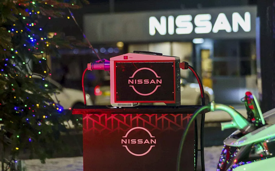 نيسان ليف تضئ شجرة الكريسماس في مصنع ساندرلاند (2)