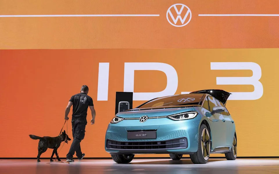 دراسة.. لماذا الكلاب هي المستفيد الأول بالسيارات الكهربائية؟