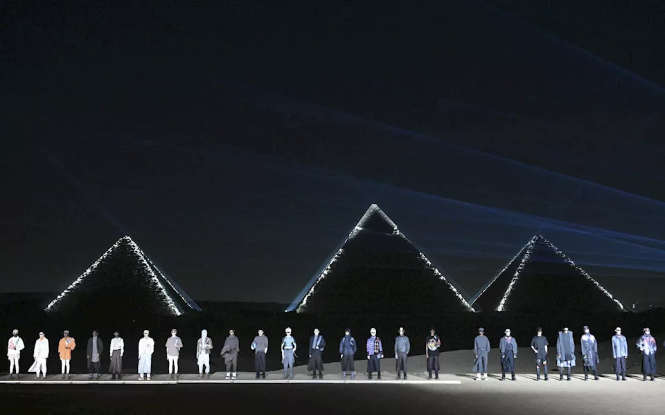 عرض أزياء ديور لمجموعة ما قبل الخريف للرجال أمام أهرامات الجيزة (1)