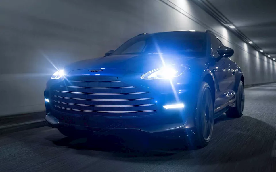 أستون مارتن DBX تظهر رسميا بأقوى نسخها – صور وتفاصيل