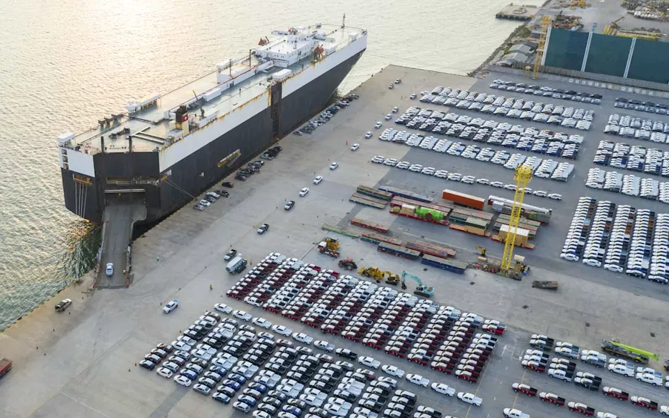 صورة أرشيفية لسفينة شحن سيارات