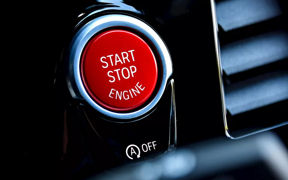 ماذا قد يحدث إذا ضغطت على زر إيقاف المحرك أثناء حركة السيارة؟