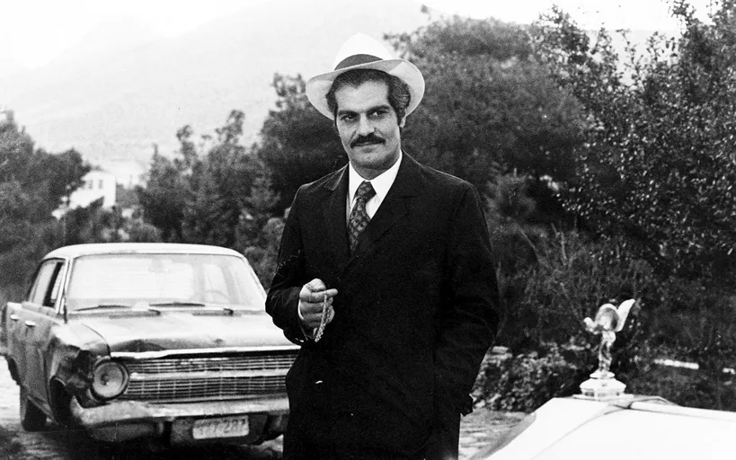 عمر الشريف أمام أوبل ريكورد محطمة بعد مطاردة في فيلم Le casse 