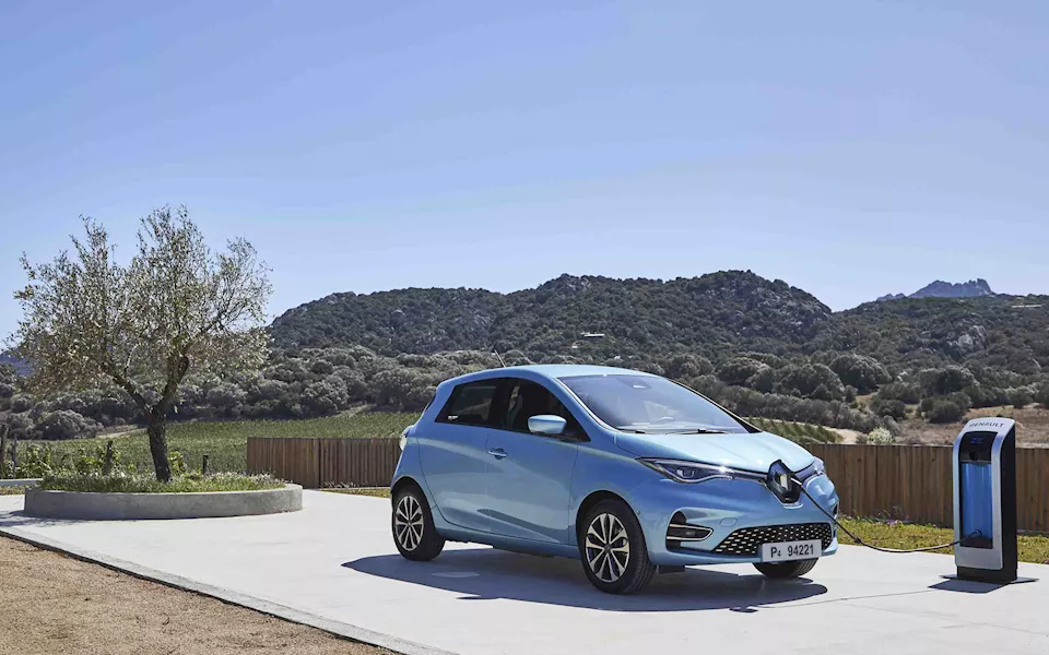 رينو زوي مُتصلة بالشاحن