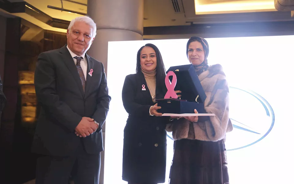 ماري ظريف، مدير التسويق والعلاقات العامة في مرسيدس-بنز ايجيبت مع القائمين على مؤسسة بهية