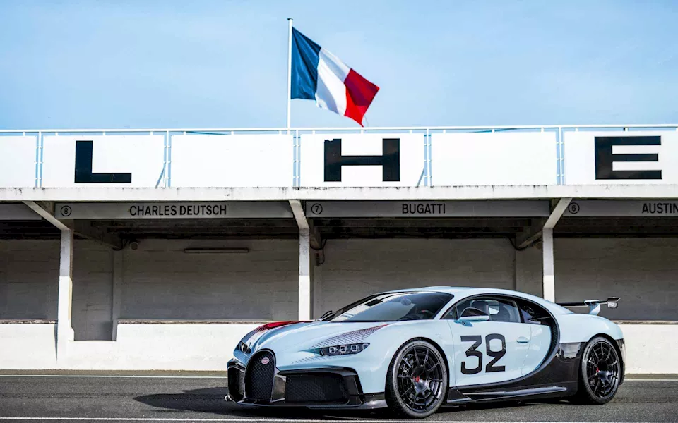 بوجاتي شيرون بور سبورت بنسخة حصرية تكريماً لأحد سائقين فريقها الرياضي