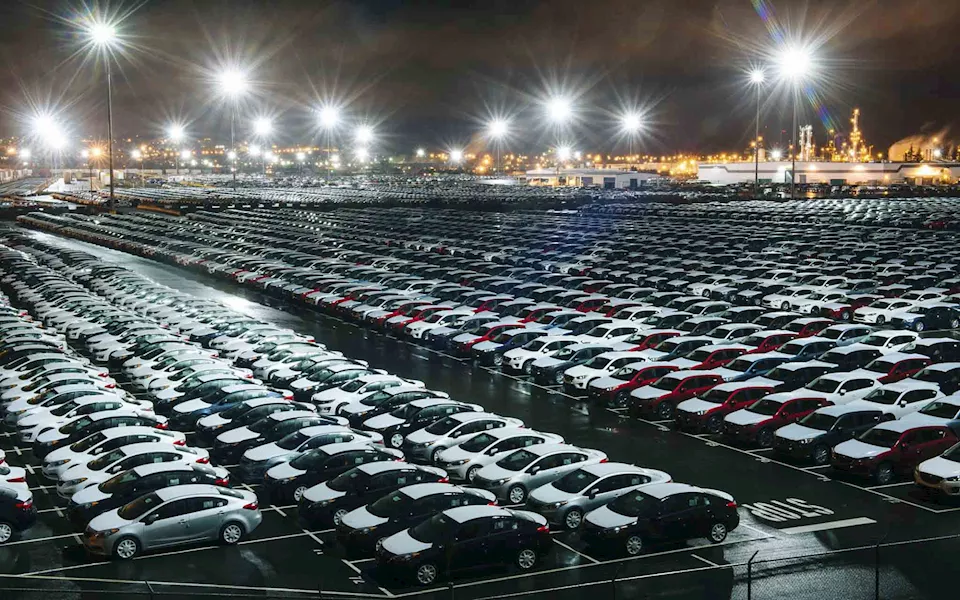 الارتباك يضرب السيارات.. والمستهلك هو السبب في الأوفر برايس 