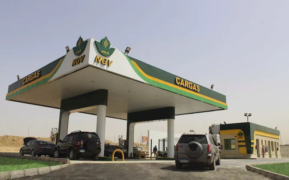 بروتوكول تعاون لتحويل سيارات مدينة شرم الشيخ للعمل بالغاز