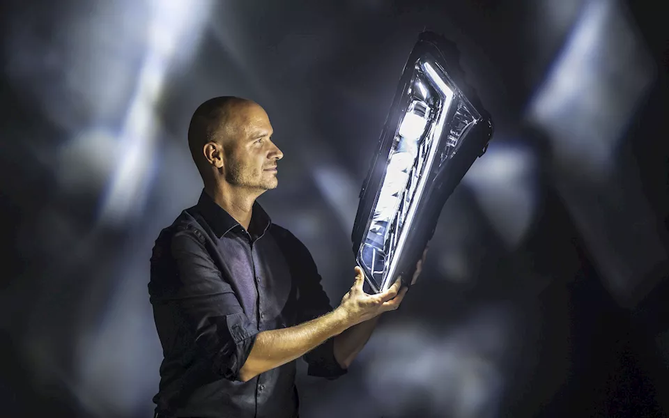 سكودا تشيد بمصممين سياراتها في سلسلة من القصص الخاصة