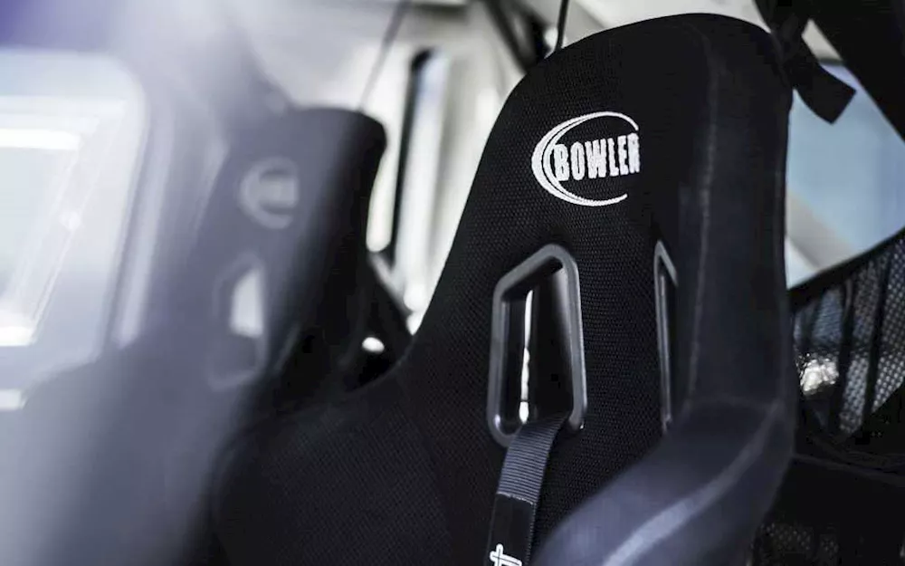 لاند روفر ديفيندر في نسخة خاصة للرالي بروح جيمس بوند 