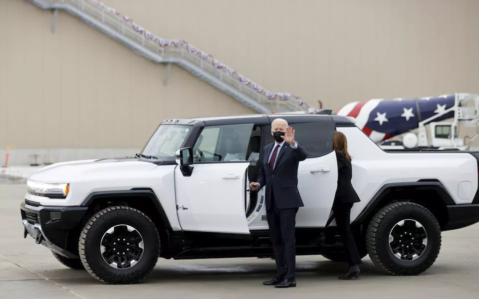 الرئيس الأمريكي بجانب هامر بيك آب الكهربائية