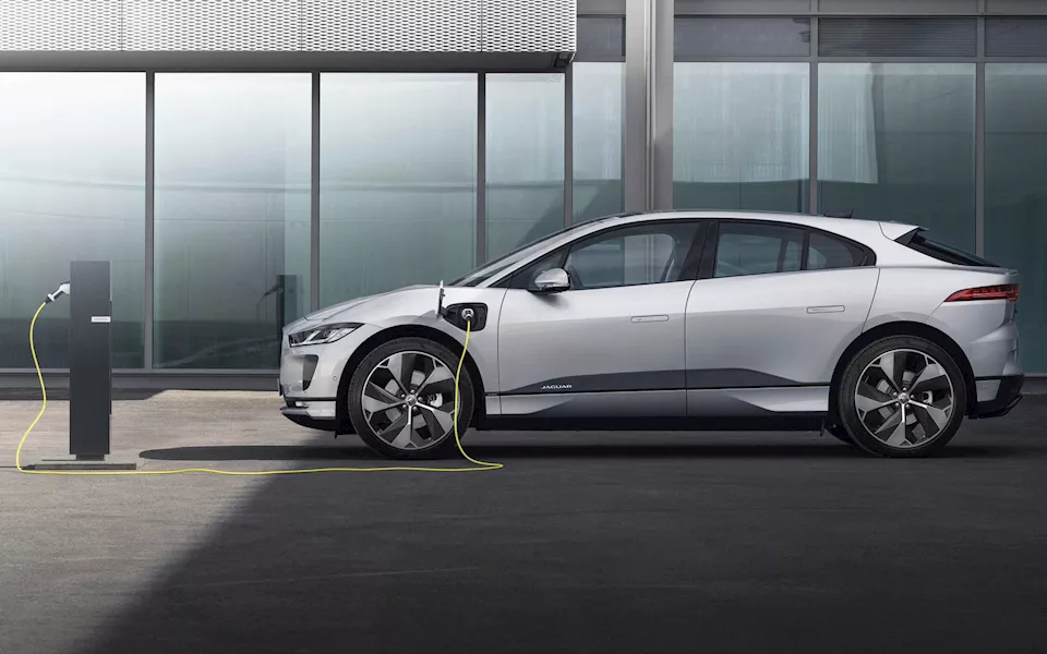 جاجوار I-Pace الكهربائية أثناء الشحن