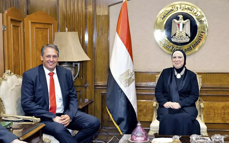 الحكومة تبحث مع مرسيدس-بنز خطط الشركة المستقبلية في مصر