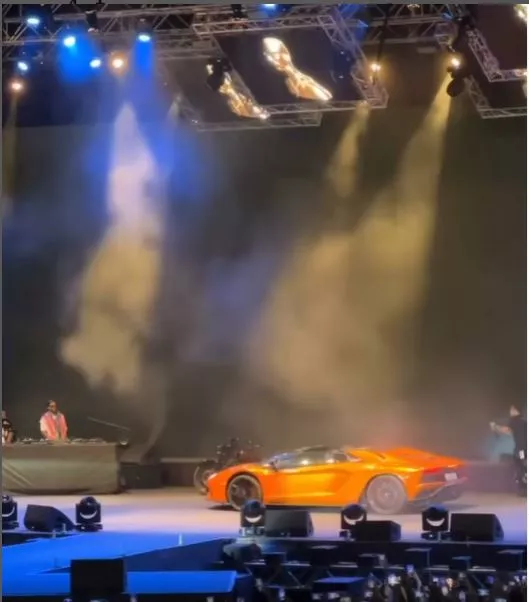 محمد رمضان بسيارته لامبورجيني أفنتادور رودستر