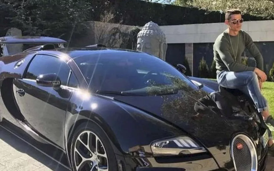 سيارة كريستيانو رونالدو البوجاتي فيرون