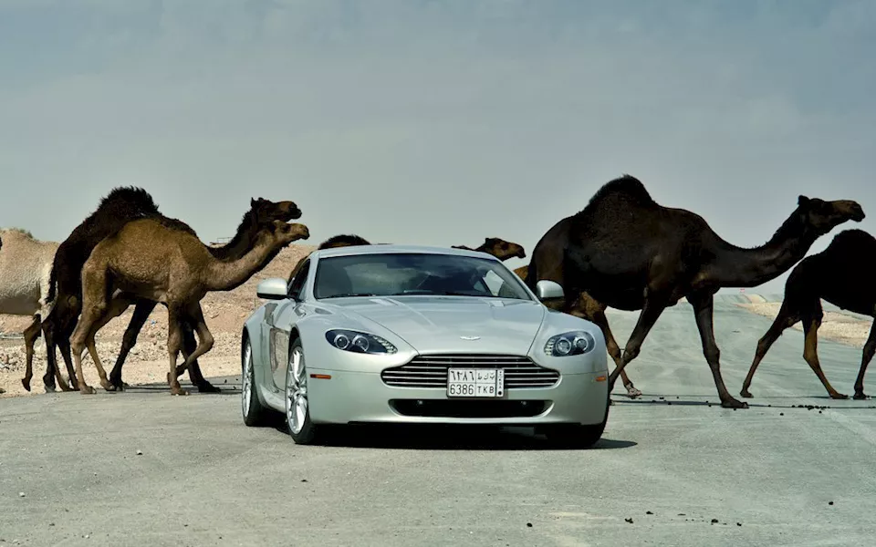 صورة أرشيفية لسيارة أستون مارتن في صحراء السعودية