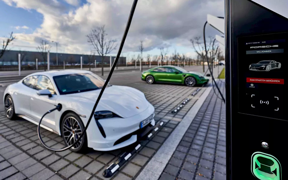 إحدى سيارات بورشه أثناء الشحن