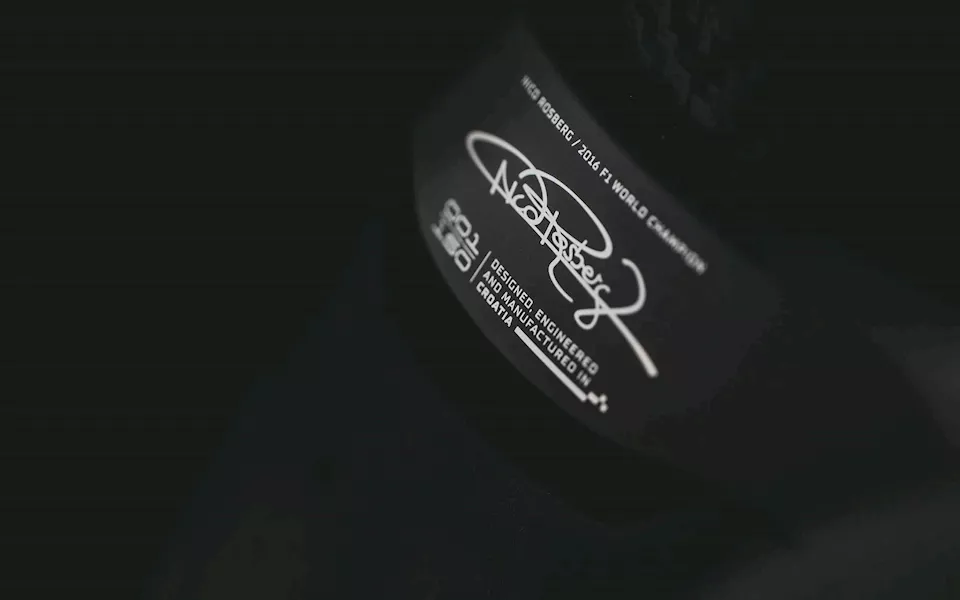 ريماك تسلم أولى سياراتها الخارقة لبطل فورمولا 1 سابق 