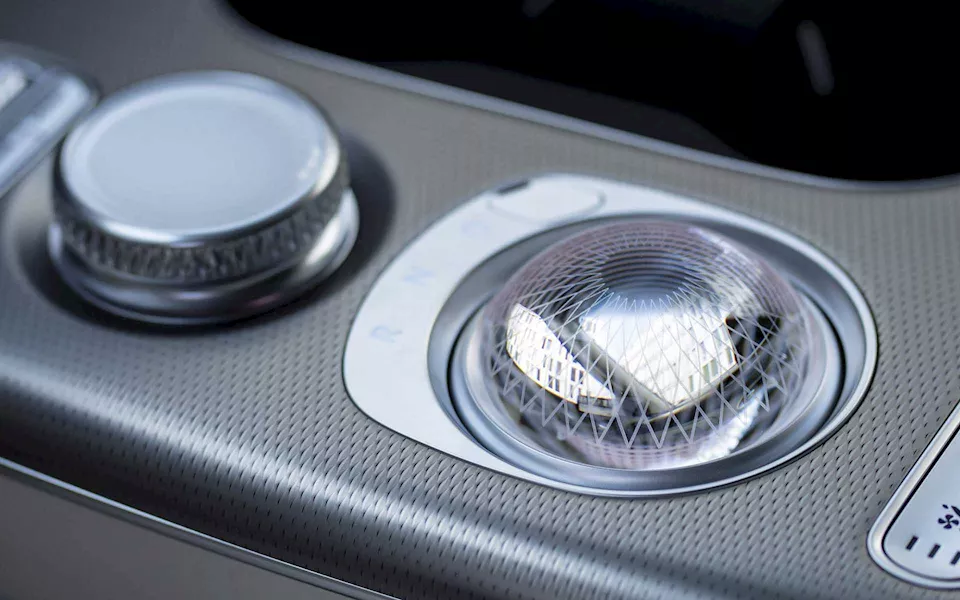 مقصورة جينيسيس GV60 الكهربائية