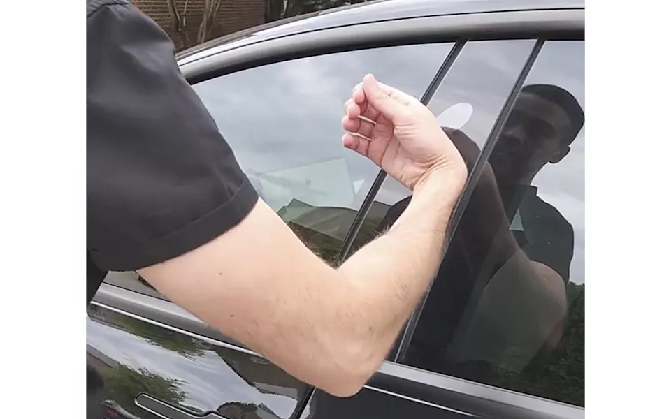 أمريكي يزرع شريحة بيده لفتح سيارته الـ" تسلا "