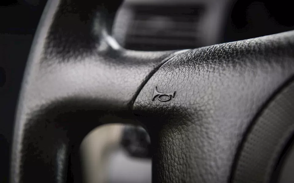 علامة الكلاكس على عجلة القيادة