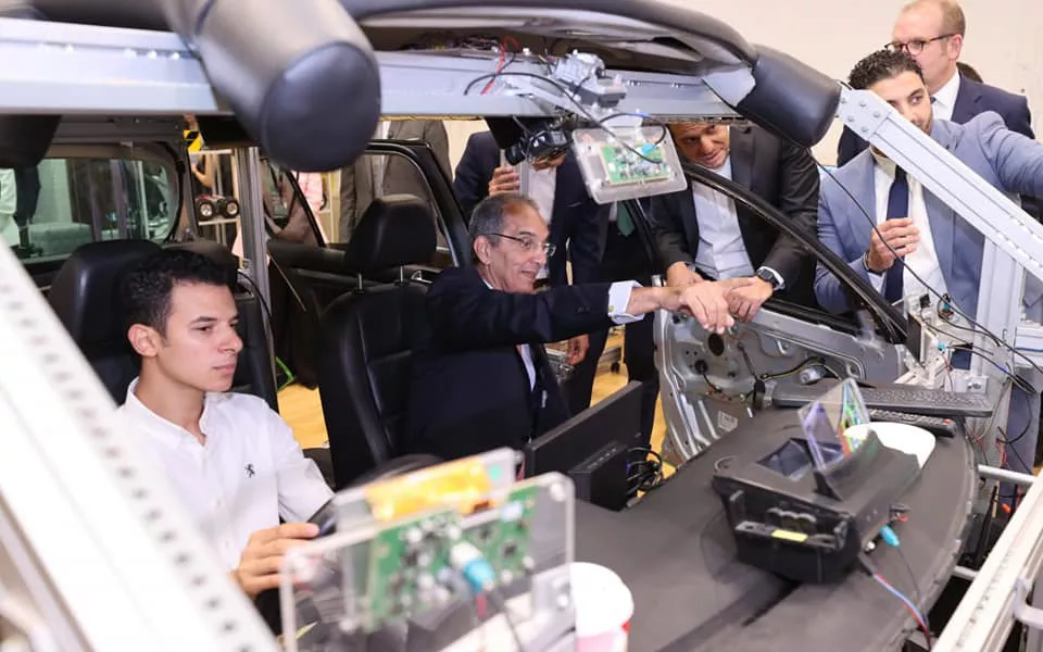 وزير الاتصالات يشيد بالابتكارات المصرية في مجال برمجيات السيارات