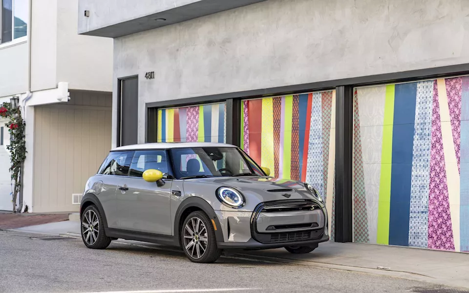 ميني كوبر الكهربائية في رحلة بين لوس أنجلوس ولاس فيجاس 