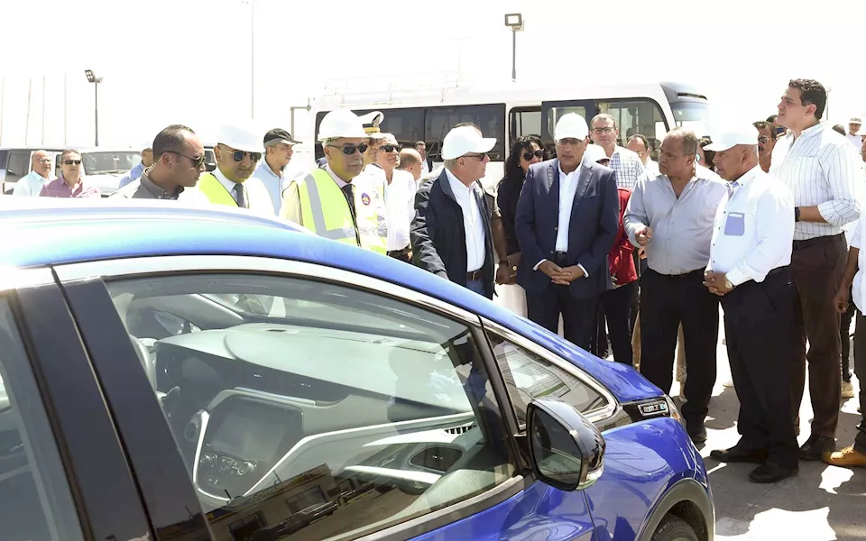 مدبولي يتفقد وسائل النقل الخضراء استعدادًا لـ COP27 (3)