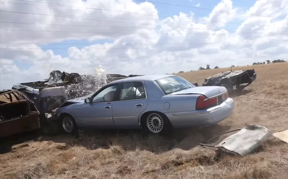 يوتيوبر يحطم سيارة لاختبار تقنية آيفون 14 لكشف الحوادث