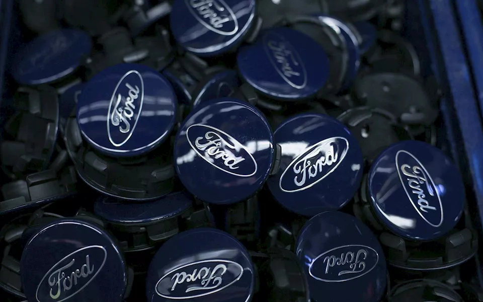 تأخير تسليمات F-150 بسبب نقص شعار فورد