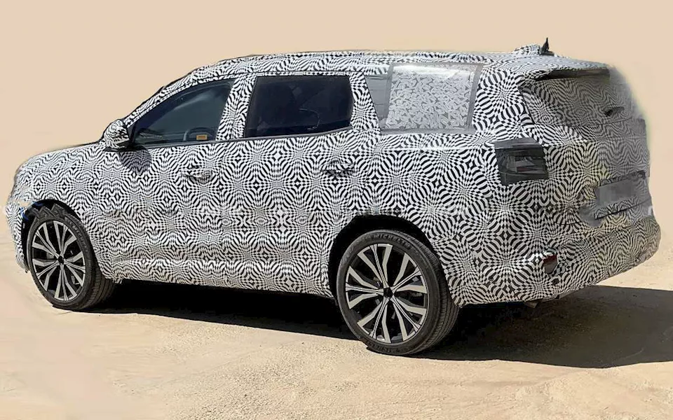 التقاط صورة تجسسية لنسخة أكبر من رينو أوسترال