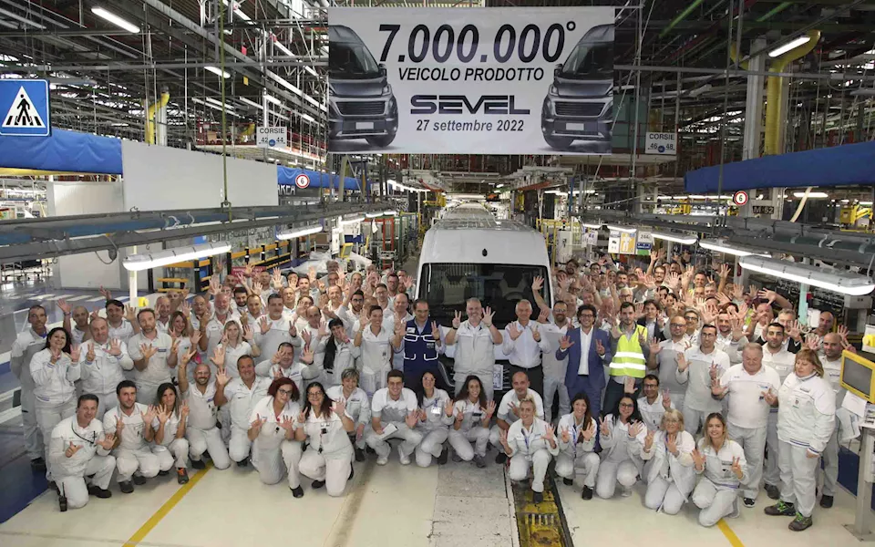 ستيلانتيس تحتفل بخروج 7 ملايين سيارة من سيفيل