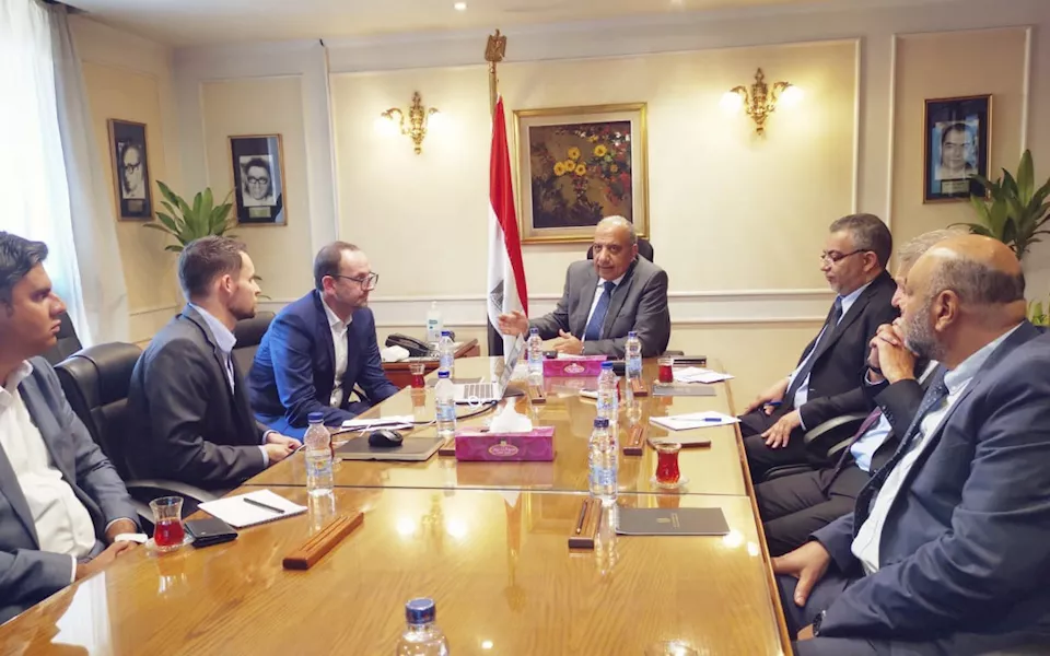 عصمت يُتابع مفاوضات تصنيع أول سيارة كهربائية في مصر
