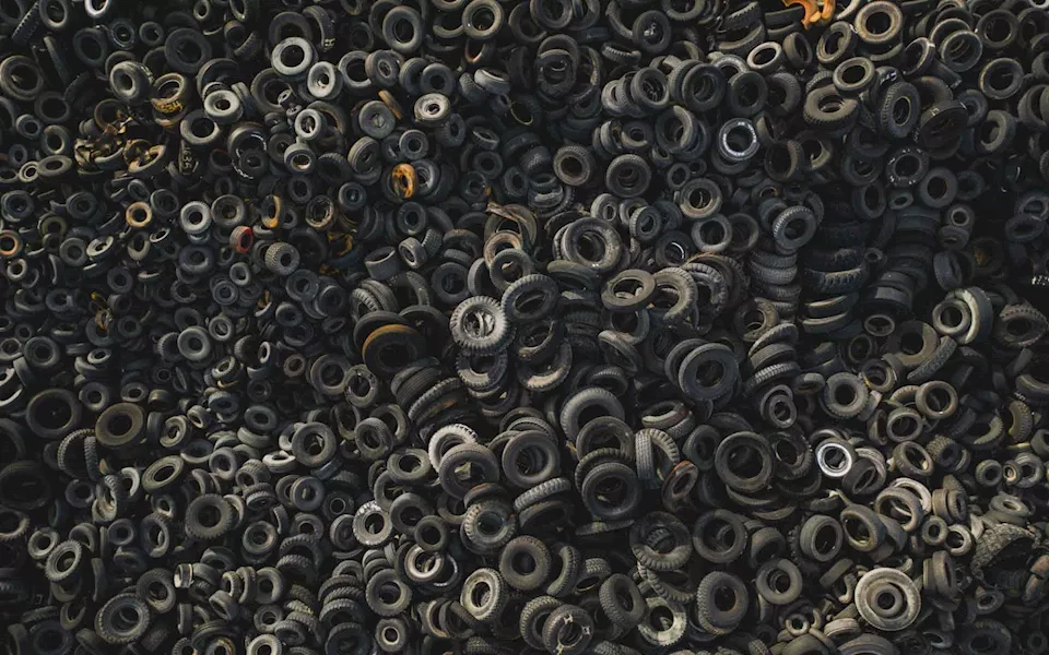 قطاع الأعمال تبحث مع شركة سويسرية التعاون في مجال إعادة تدوير الإطارات 