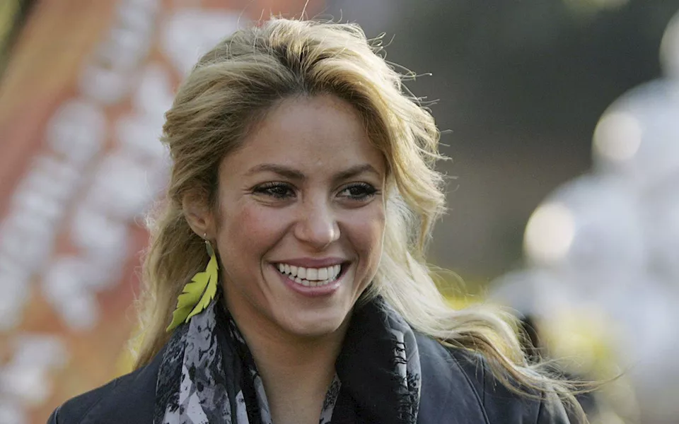 شاكيرا تسخر من سيارة رينو في أغنيتها الأخيرة.. والشركة الفرنسية ترد