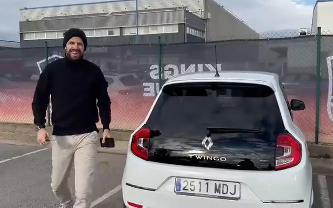ردًا على شاكيرا.. بيكيه يصل إلى عمله بـ"رينو توينجو" الكهربائية