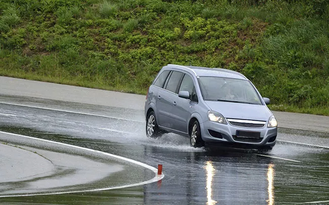 القيادة في الأجواء الممطرة