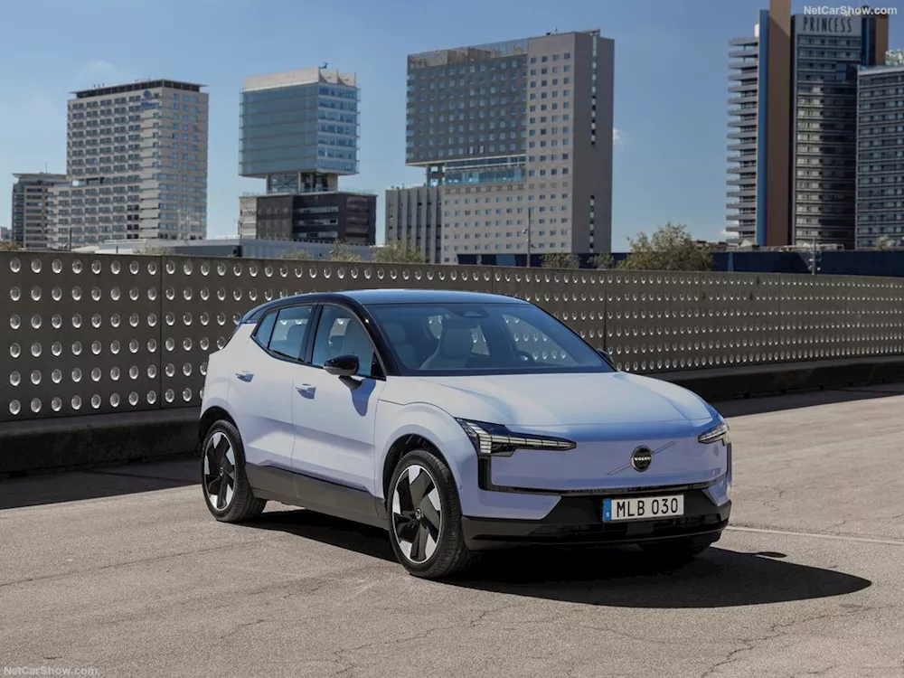 1 فولفو EX30 الكهربائية موديل 2025