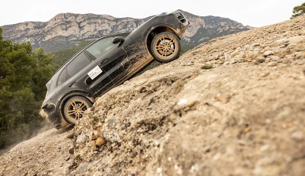 بورشه Cayenne الجديدة خلال اختبارات الأداء