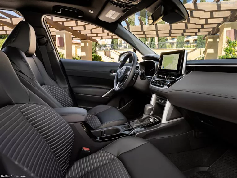 داخلية تويوتا كورولا كروس هايبرد