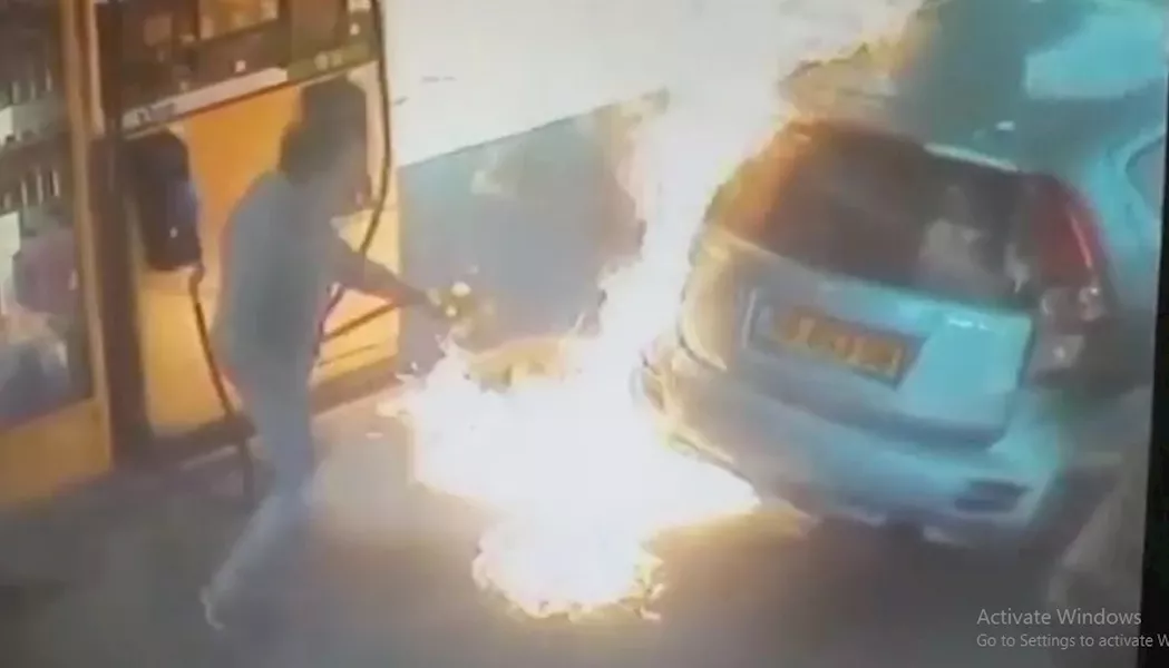 لحظة اشتعال السيارة وجانب من محطة الوقود