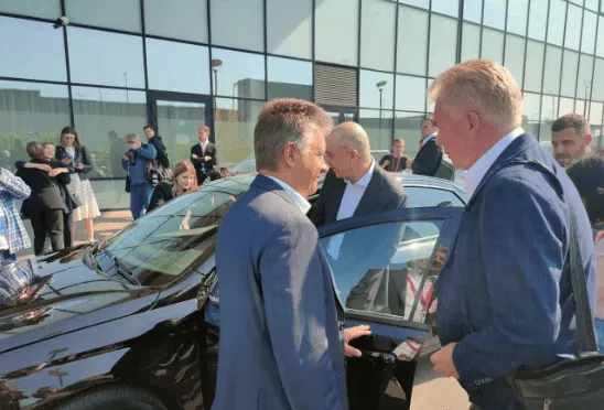 سيارة لادا تتعطل أثناء تقديمها 