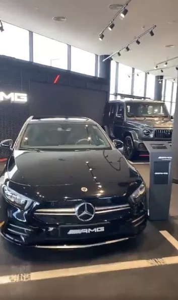 جانب من سيارات مرسيدس المعروضة بصالة عز ستار