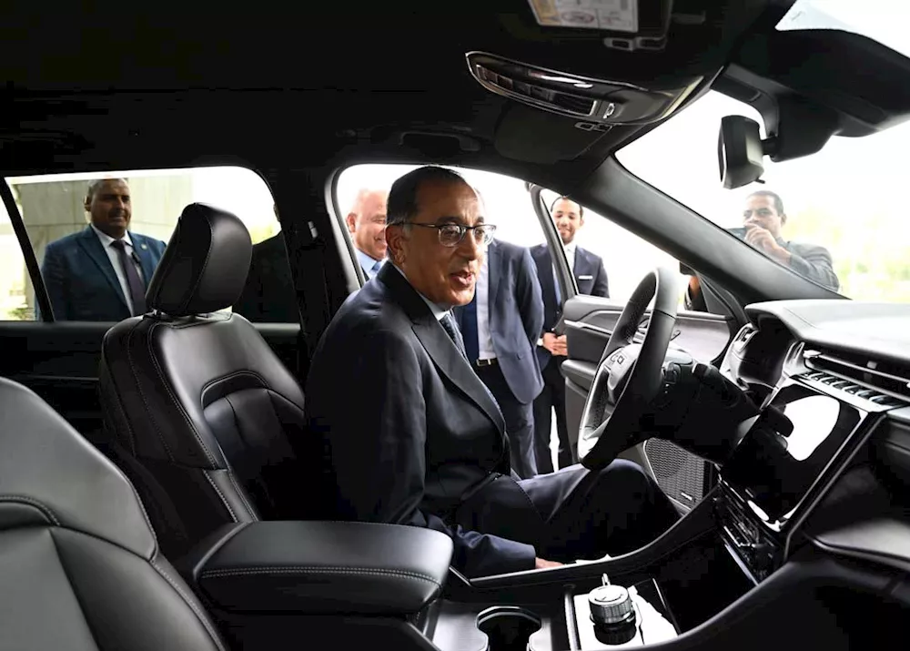 رئيس الوزراء داخل جيب جراند شيروكي 