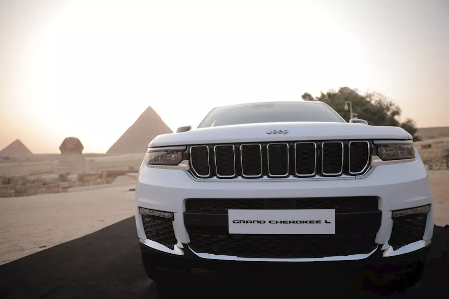 جيب جراند شيروكي L تحت سفح الأهرامات