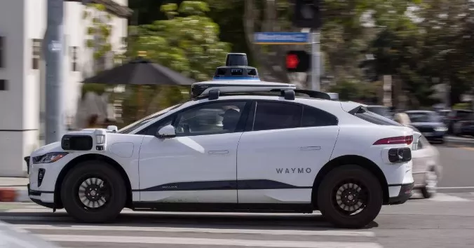 تاكسي وايمو ذاتي القيادة