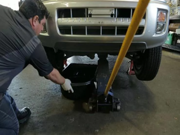 رفع السيارة بواسطة منصة رفع ''كوريك''