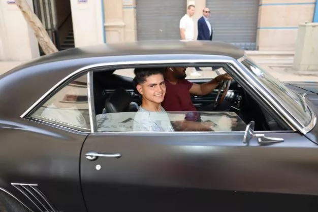 جانب من السيارات القديمة النادرة المعروضة أمام مدخل نادي السيارات